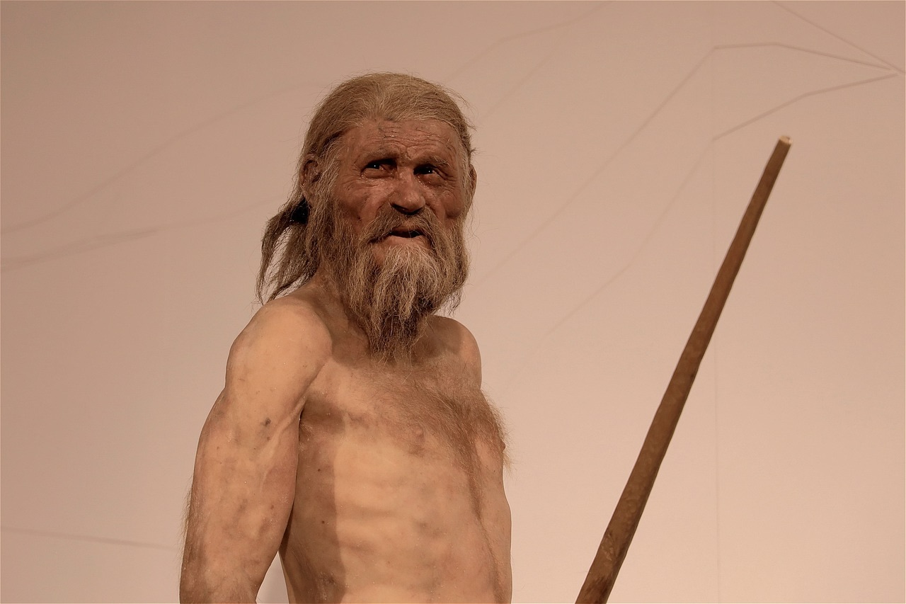 Ötzi-museo-boldano Reconstrucción realista de Ötzi, el Hombre de Hielo, exhibida en el Museo de Bolzano. Basada en estudios científicos, esta representación muestra su apariencia estimada hace más de 5.000 años.