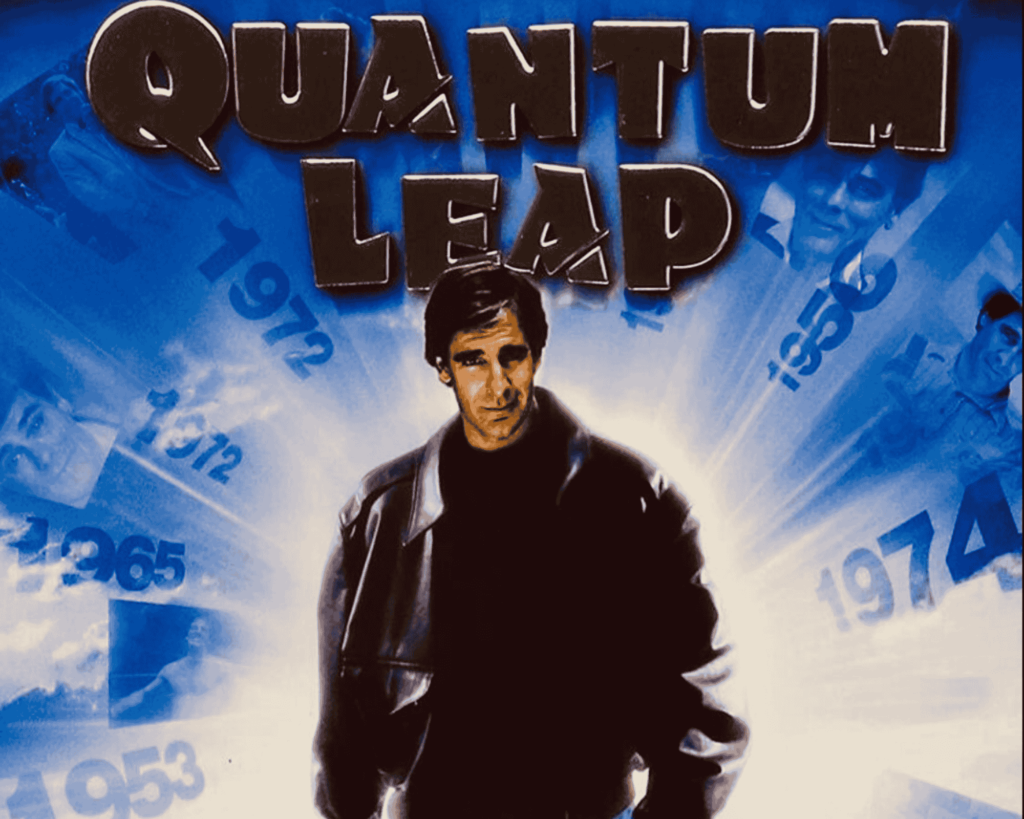 Póster promocional de la serie ‘Quantum Leap 1989-1993 Póster promocional de la serie ‘Quantum Leap’ (1989-1993), protagonizada por Scott Bakula en el papel del Dr. Sam Beckett. En la imagen, el personaje aparece en el centro, con un fondo azul brillante y fechas flotantes que representan diferentes momentos en el tiempo, simbolizando sus saltos cuánticos a través de la historia para corregir eventos del pasado.