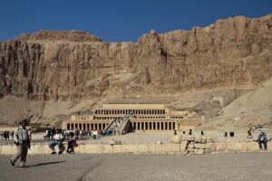 Templo de Hatshepsut en Deir el-Bahari, Egipto Templo de Hatshepsut en Deir el-Bahari, Egipto. Complejo funerario del antiguo Egipto ubicado en la ribera occidental del Nilo, conocido por su arquitectura en terrazas y su importancia histórica como escondite de momias reales descubierto en 1881.