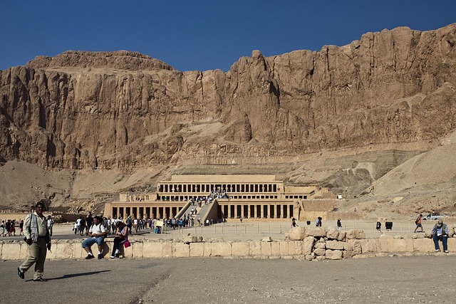 Templo de Hatshepsut en Deir el-Bahari, Egipto Templo de Hatshepsut en Deir el-Bahari, Egipto. Complejo funerario del antiguo Egipto ubicado en la ribera occidental del Nilo, conocido por su arquitectura en terrazas y su importancia histórica como escondite de momias reales descubierto en 1881.