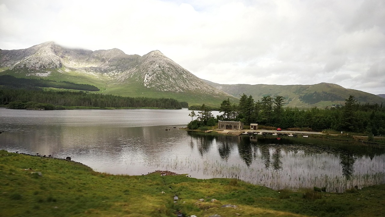 ireland-connemara-turbara Turbera en Connemara, Irlanda, un paisaje de humedales ácidos donde la baja temperatura y la falta de oxígeno han permitido la conservación excepcional de cuerpos humanos durante siglos, proporcionando valiosa información arqueológica.